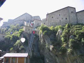 Camminando sotto il Forte di Bard (14909 bytes)